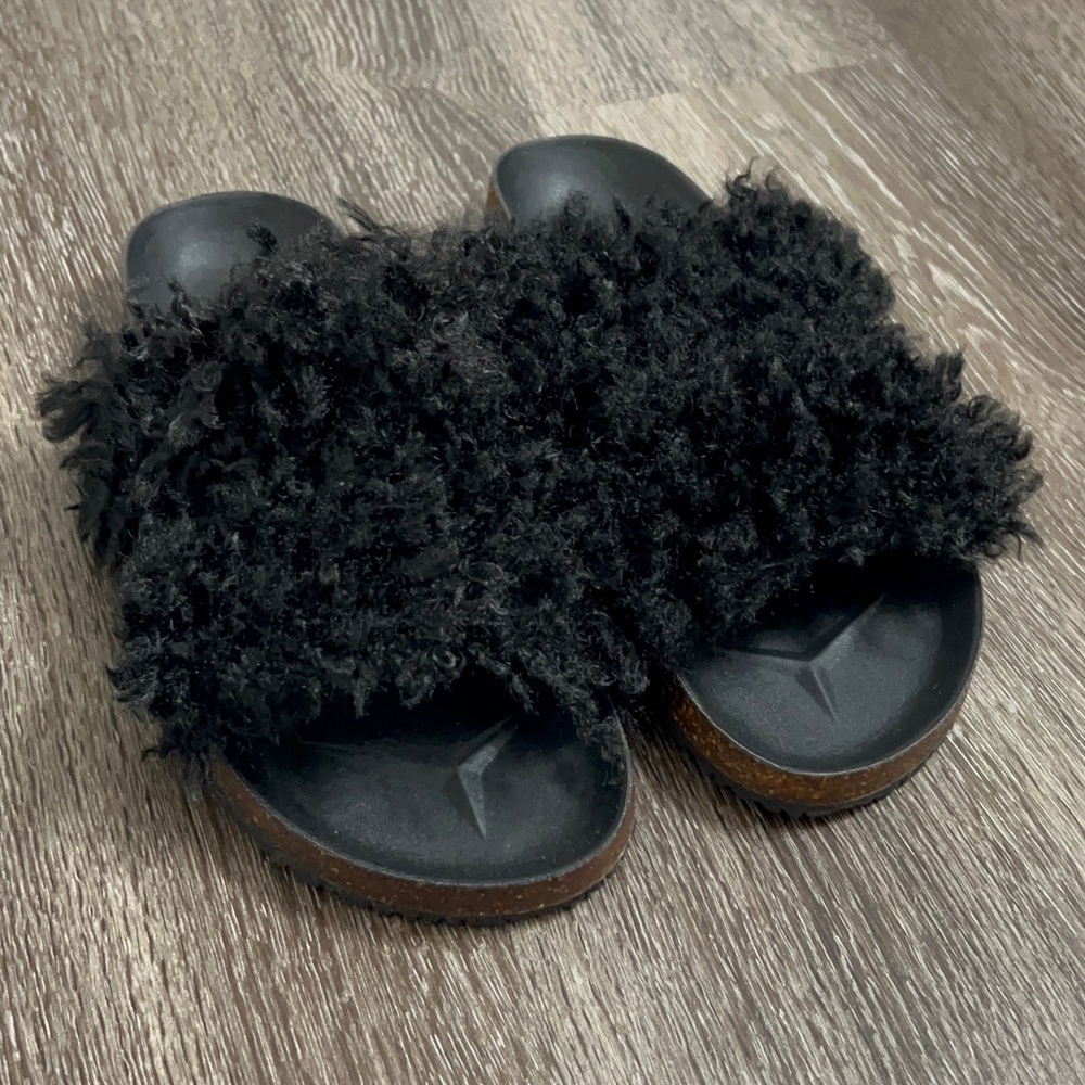 NWB Universal Thread Women’s Faux-Fur Slide Sandals.